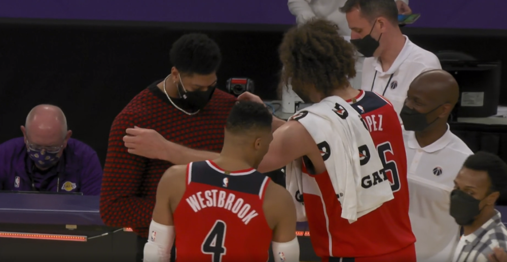 浓眉哥爆冷击败MAD，回归赛场引爆全场！的简单介绍